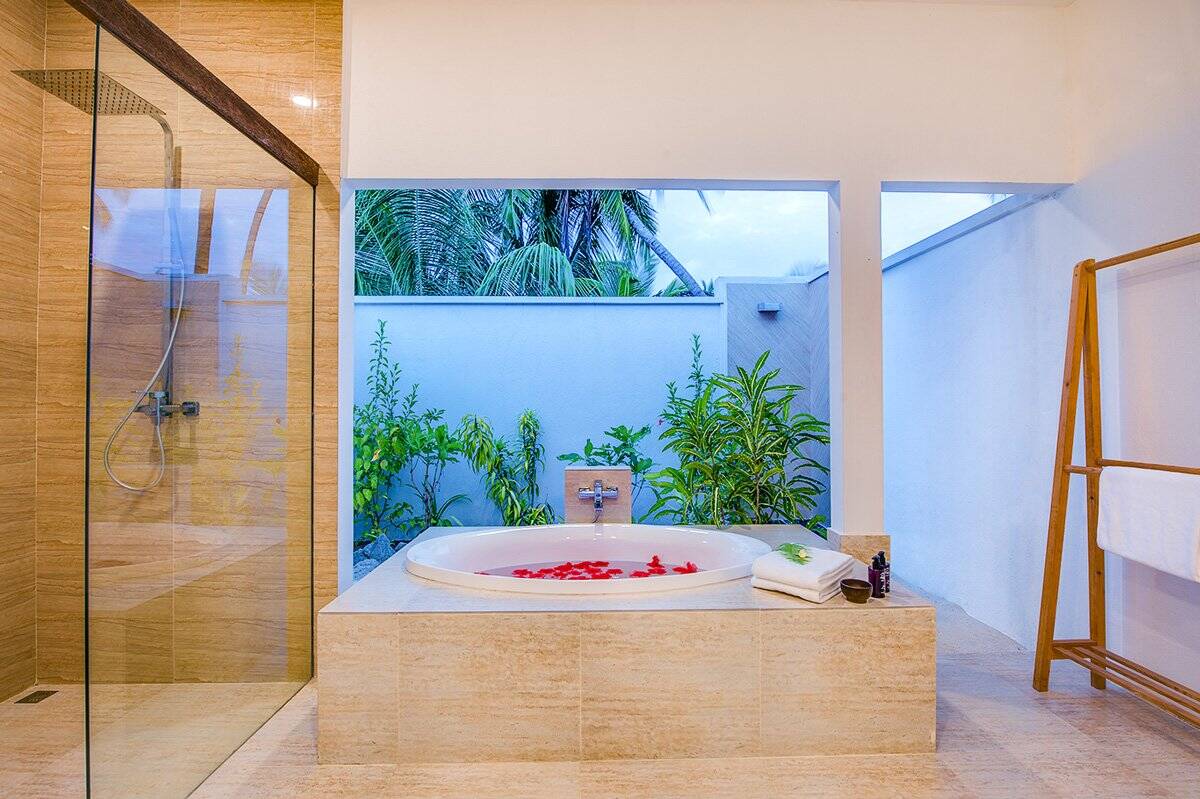Rahaa Resort Lake View Villa 浴室與戶外淋浴