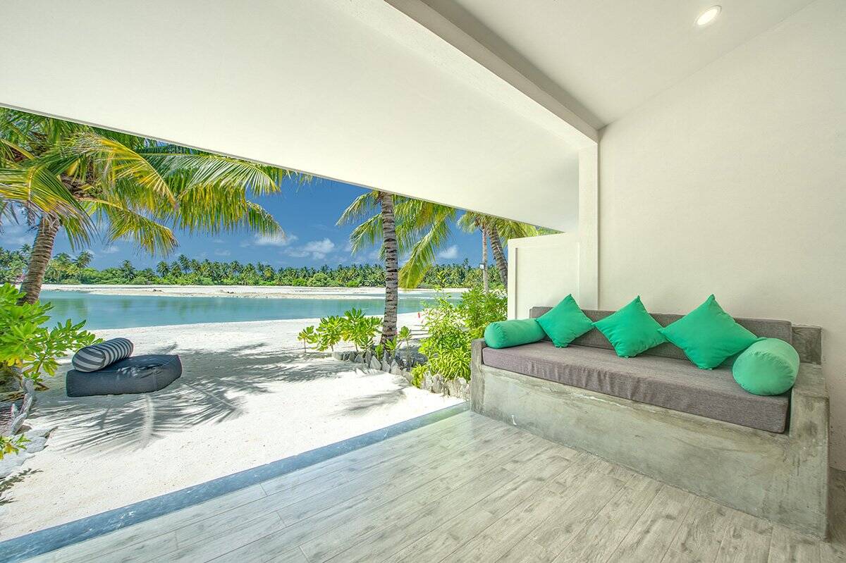 Rahaa Resort Lake View Villa 露台與天然鹹水湖景