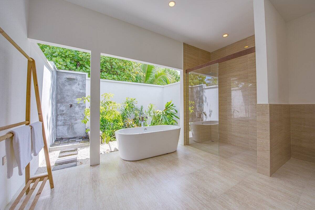 Rahaa Resort Ocean View Villa 浴室與戶外淋浴