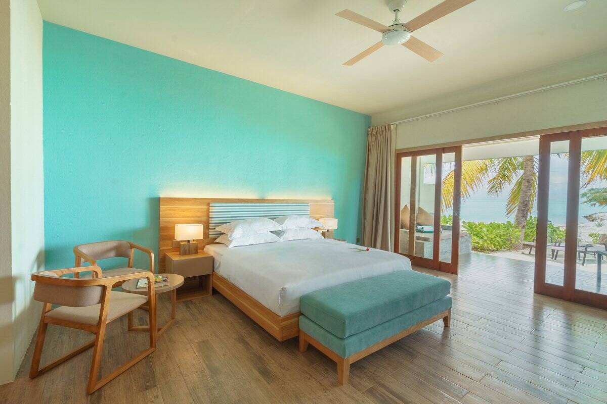 Rahaa Resort Ocean View Villa 臥室與海灘景觀
