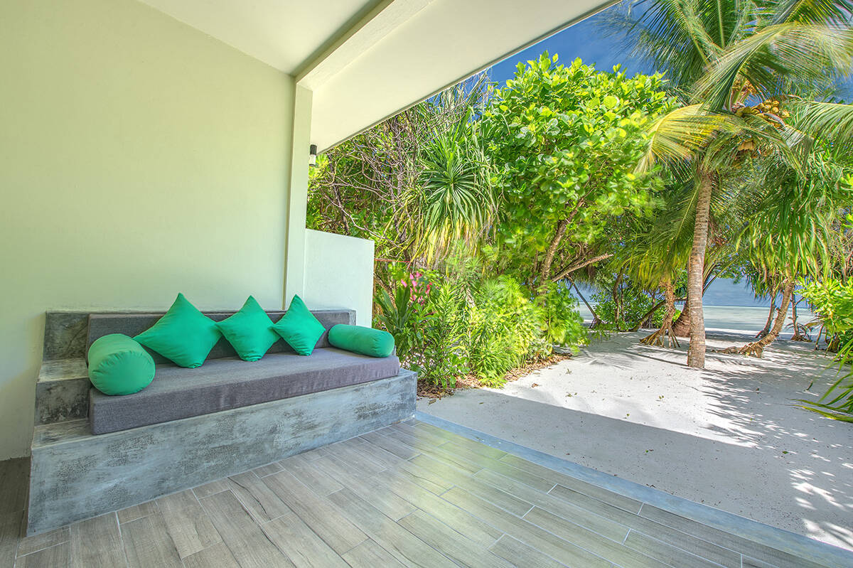 Rahaa Resort Ocean View Villa 露台日床與海灘