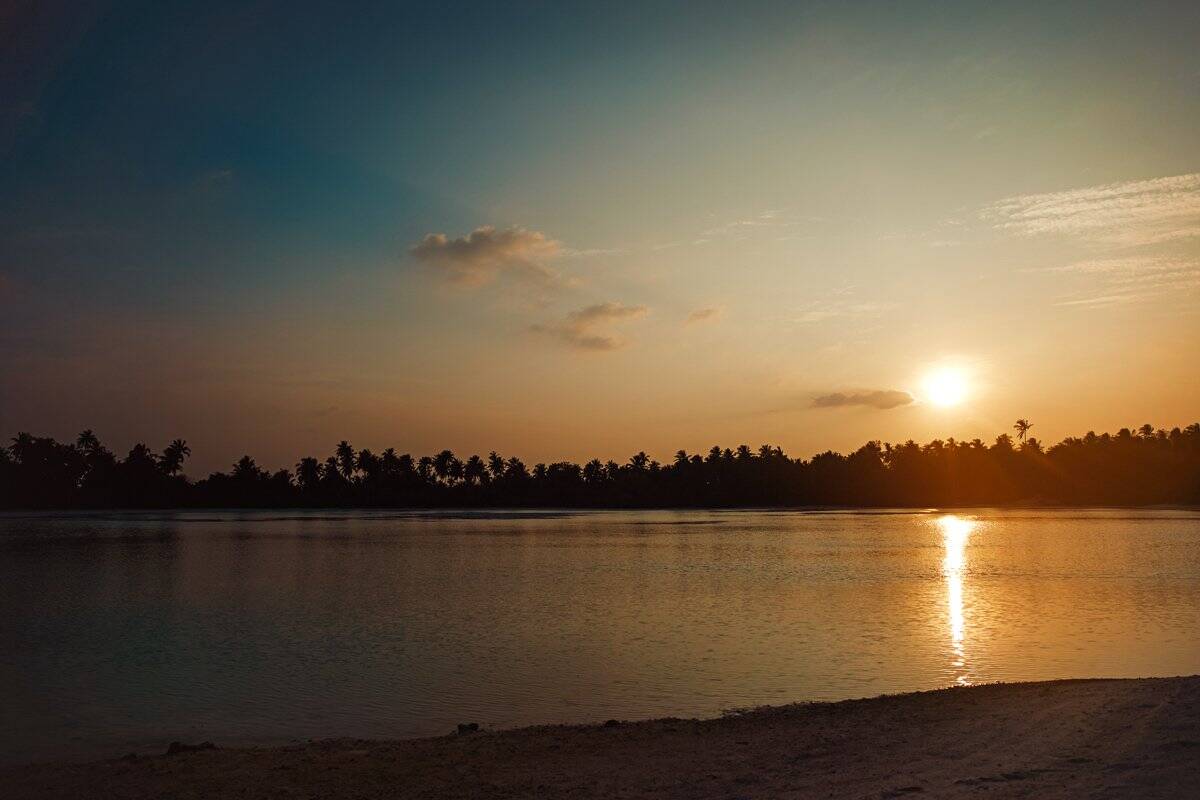 Rahaa Resort Maldives 天然鹹水湖與棕櫚樹日落