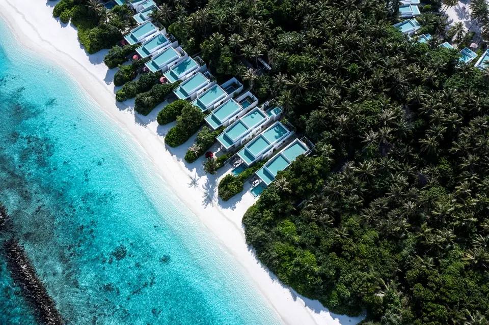 NIVA Dhigali Maldives 森林、白沙灘與水上別墅空拍