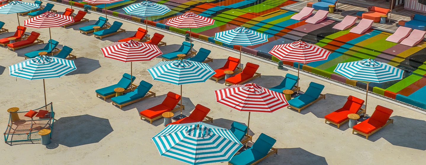 Lazuli Beach Club 的彩色遮陽傘