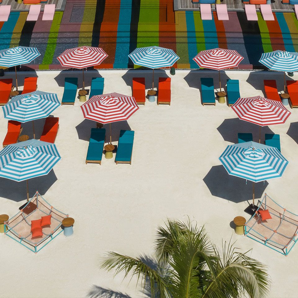 Lazuli Beach Club 的沙灘座位