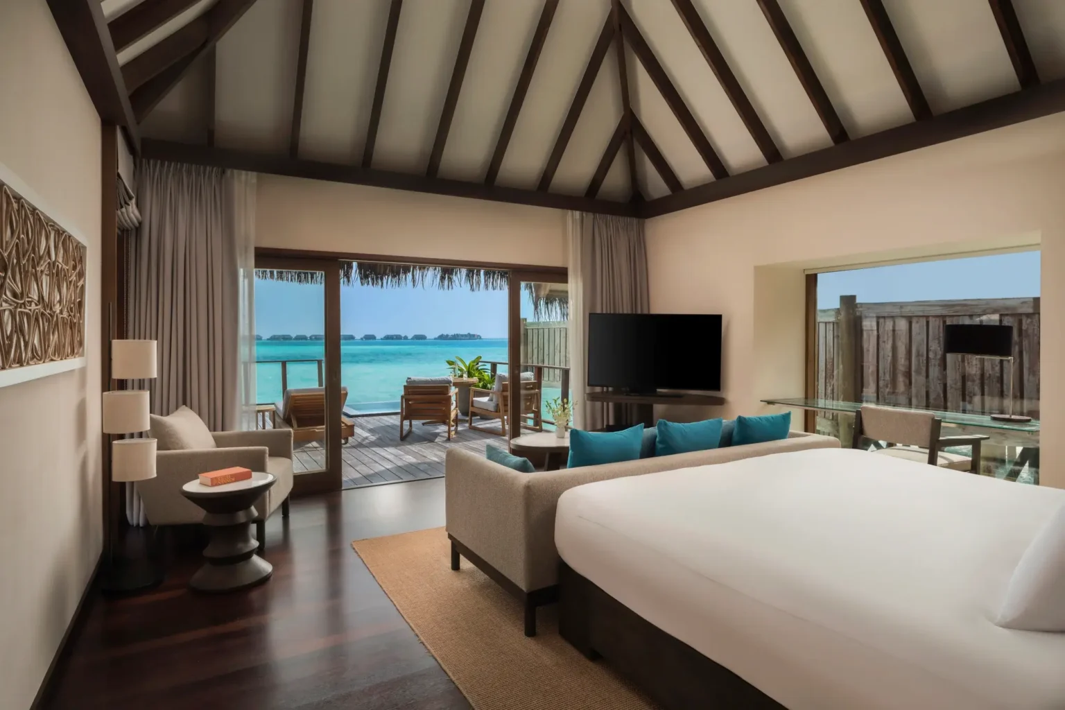 Sunrise Water Villa 臥室與潟湖景觀