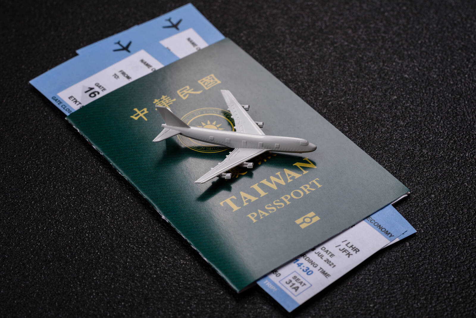 台灣護照、機票與飛機模型,代表填寫馬爾地夫 IMUGA 前要準備的旅行資料