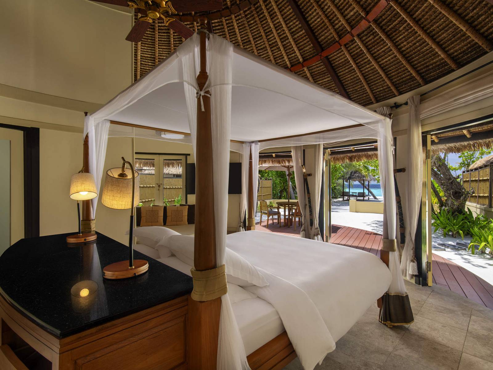 Banyan Tree Vabbinfaru Oceanview Pool Villa 臥室與戶外泳池