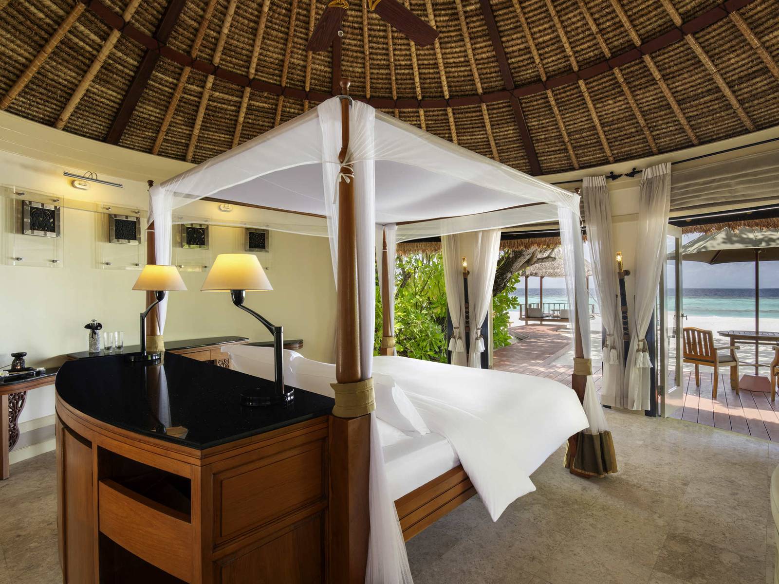 Banyan Tree Vabbinfaru Beachfront Pool Villa 臥室與沙灘動線