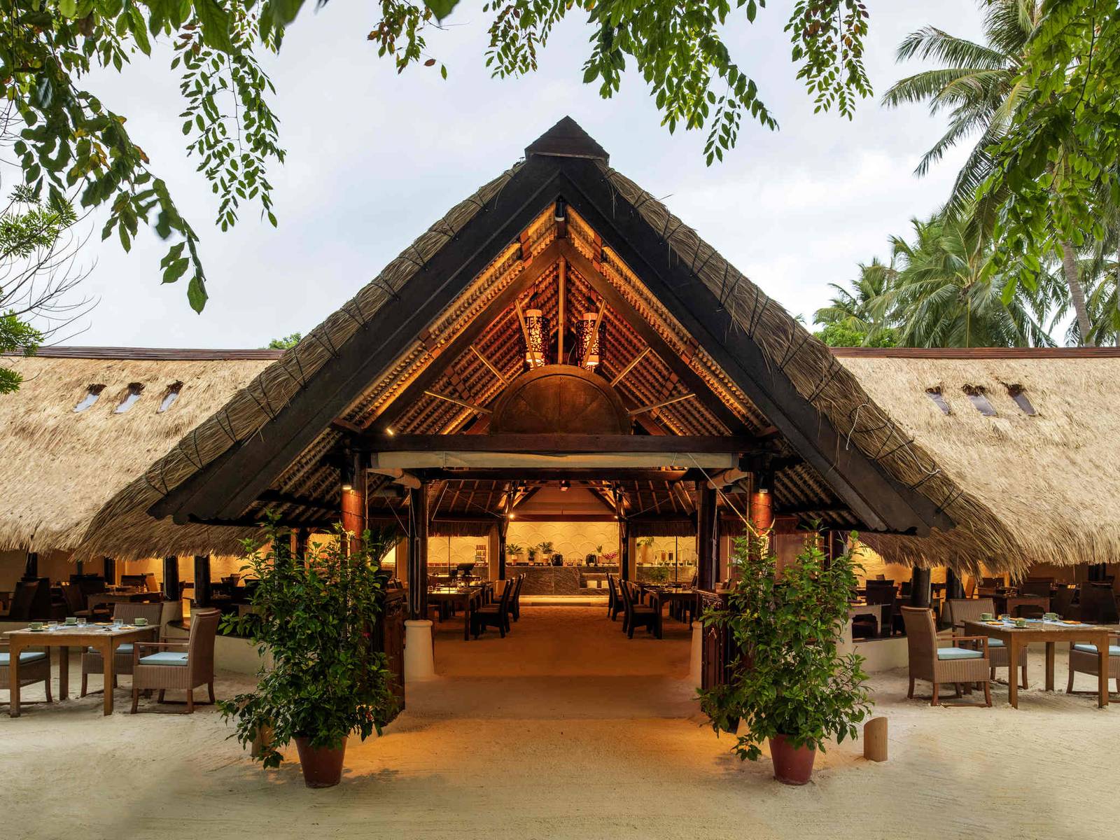 Banyan Tree Vabbinfaru 茅草屋頂濱海餐廳空間