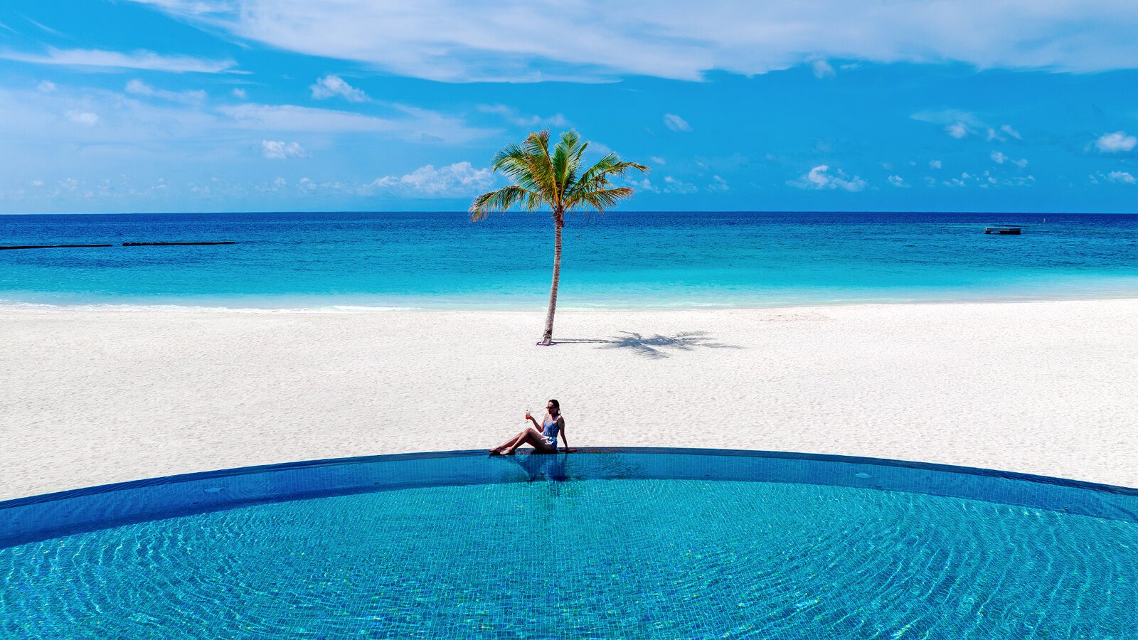 Veligandu Maldives Resort Island 主泳池與沙灘