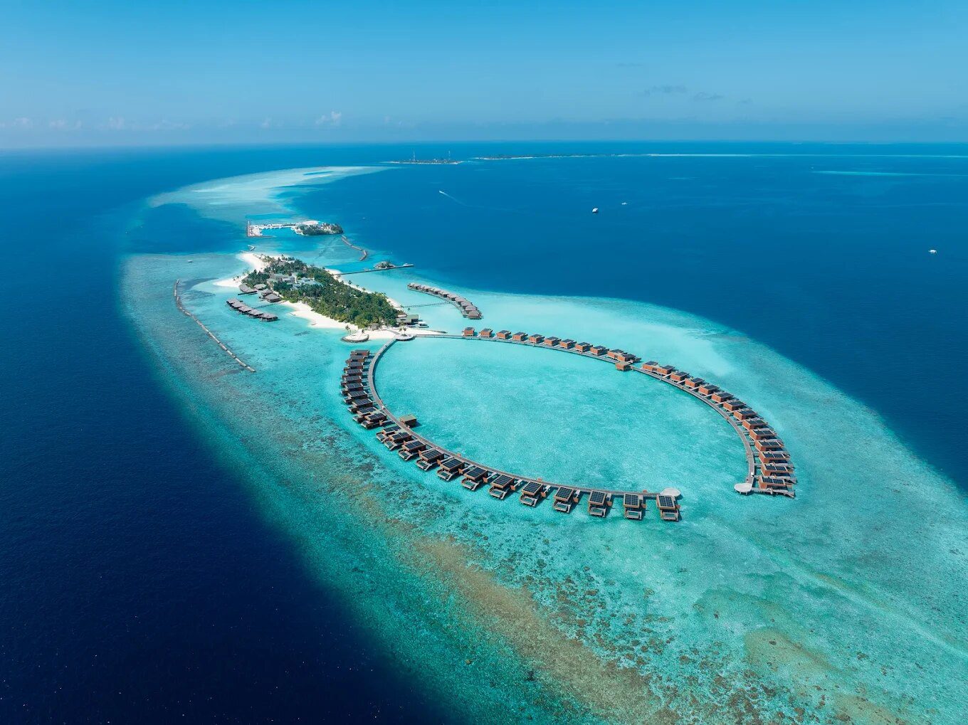 Veligandu Maldives Resort Island 水上別墅與潟湖全景