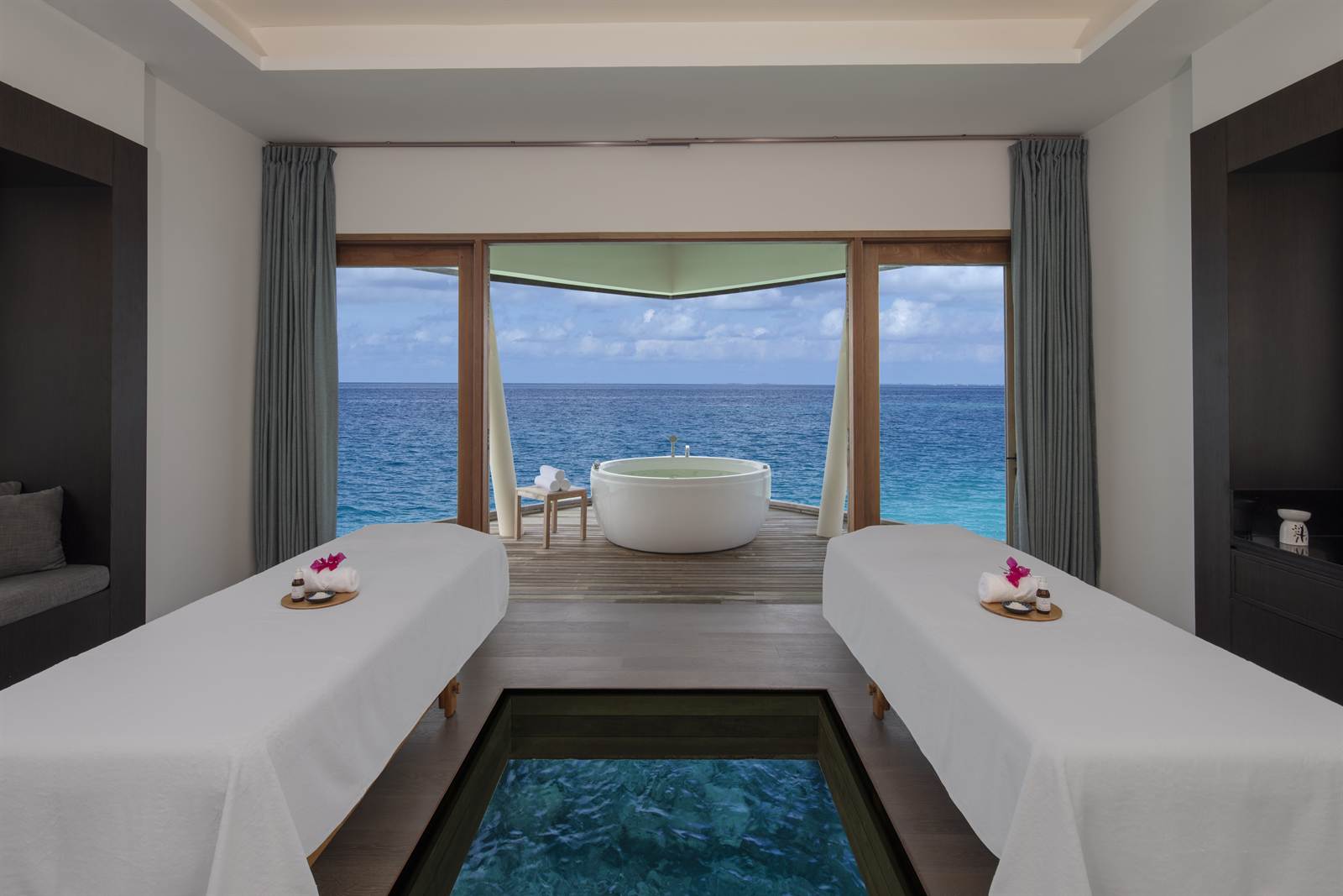 Radisson Blu Maldives Blu Spa 海景水療室與玻璃地板