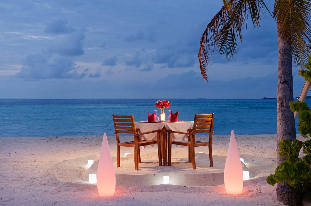 Arena Beach Hotel Maafushi 沙灘上的浪漫晚餐