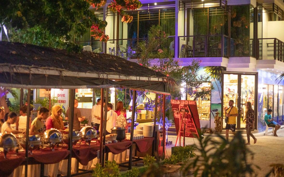 Arena Beach Hotel Maafushi 海灘餐廳夜間用餐