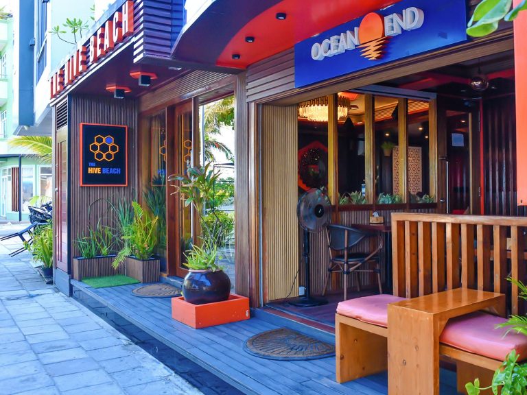 The Hive Beach 飯店入口外觀