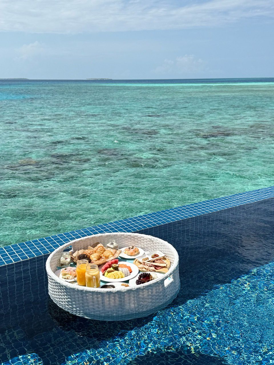 Radisson Blu Maldives 海景泳池漂浮早餐