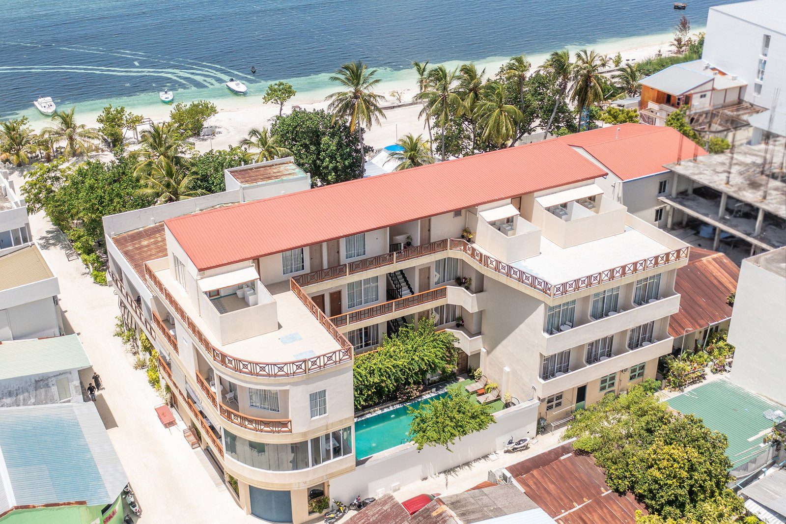 Rehendhi 中庭泳池飯店與 Maafushi 海灘空拍