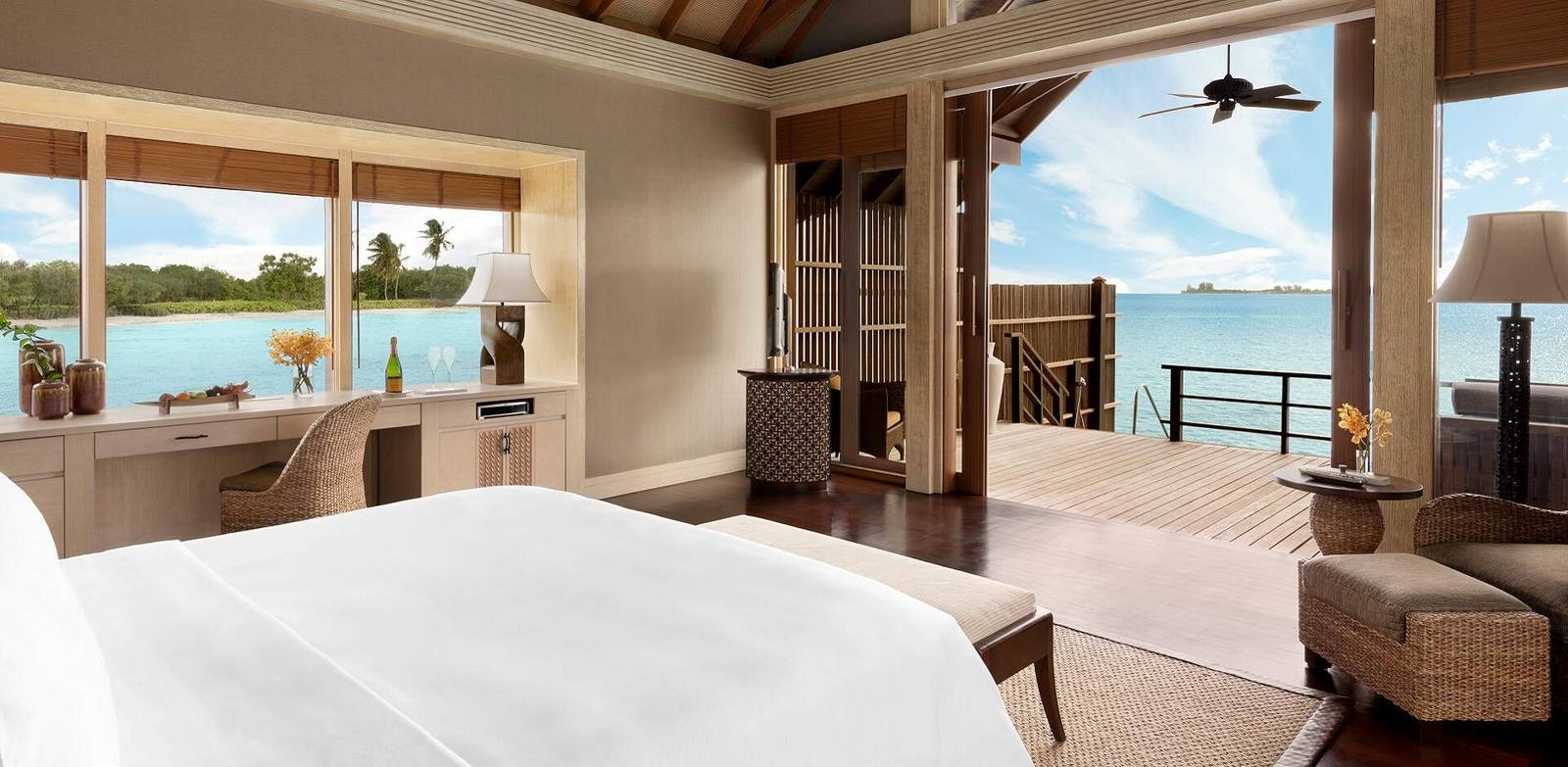 Shangri-La Villingili 日落水上別墅室內與露台