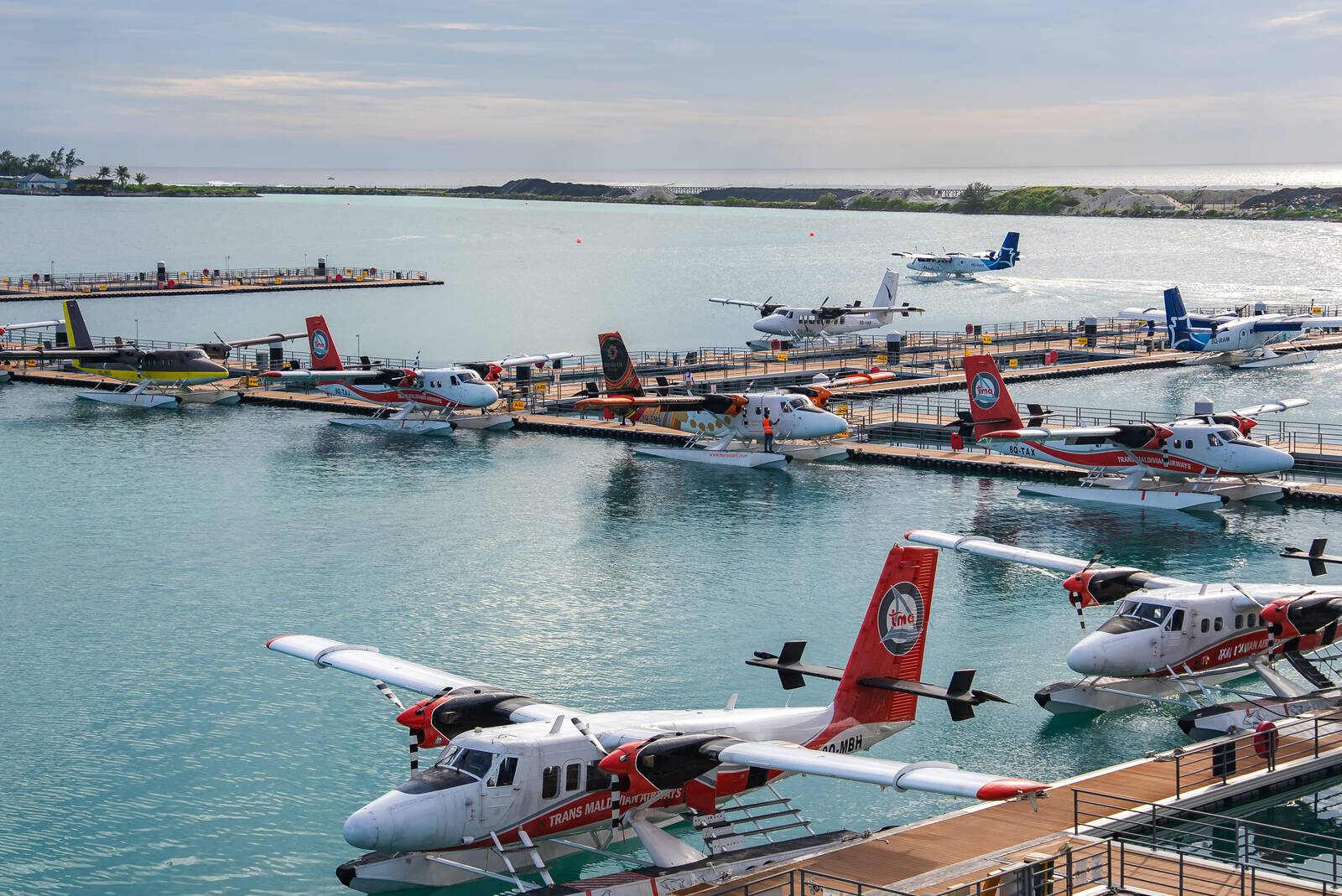 排隊在水上跑道滑行準備起飛的 TMA 雙水獺水上飛機與 Sun Siyam 彩繪機