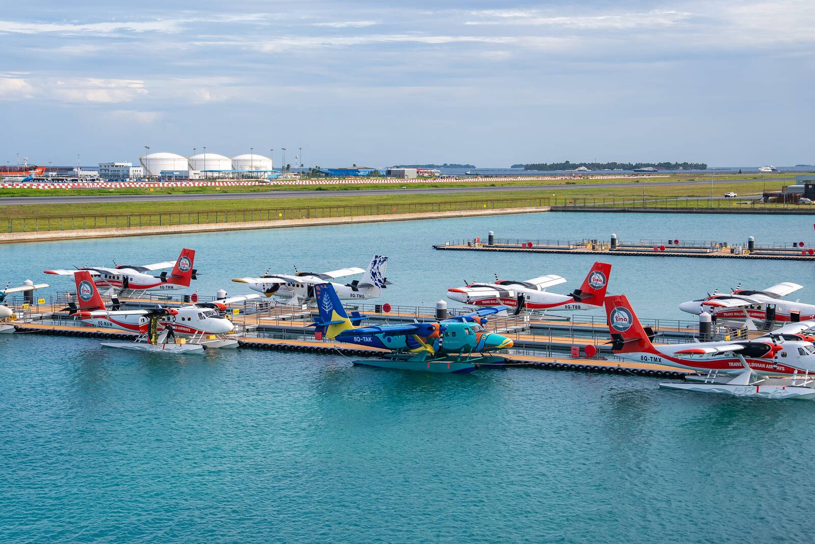 停靠在馬列機場水上飛機浮動碼頭的 TMA 水上飛機機隊與度假村彩繪機