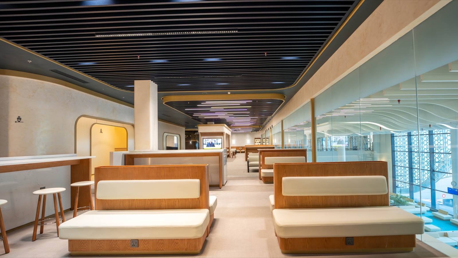 Koveli Lounge 長廊式座位區,一側是木質卡座,一側是落地玻璃