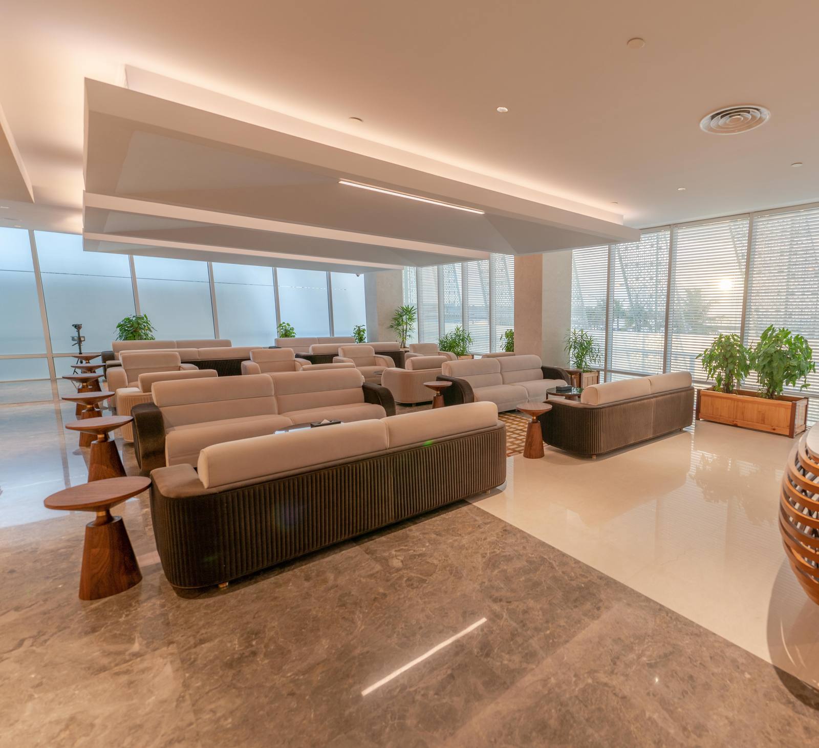 Maamahi Executive Lounge 挑高落地窗旁的沙發休息區