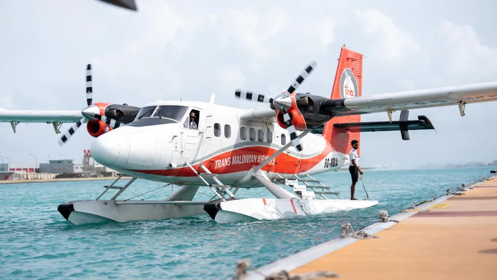 Noovilu 水上飛機航廈碼頭邊停靠的 TMA 水上飛機