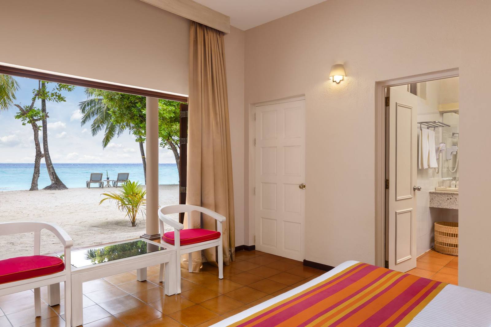 Adaaran Club Rannalhi Classic Beach View Room 面向沙灘