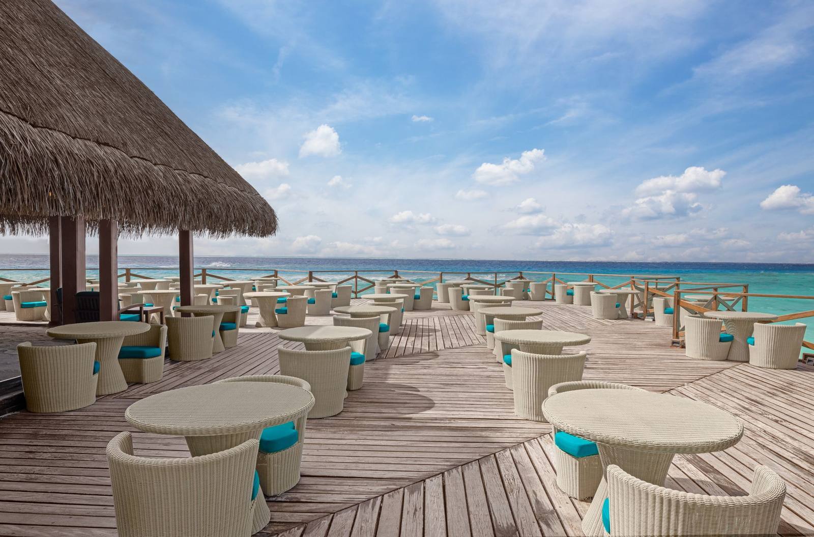 Adaaran Club Rannalhi 酒吧面海平台