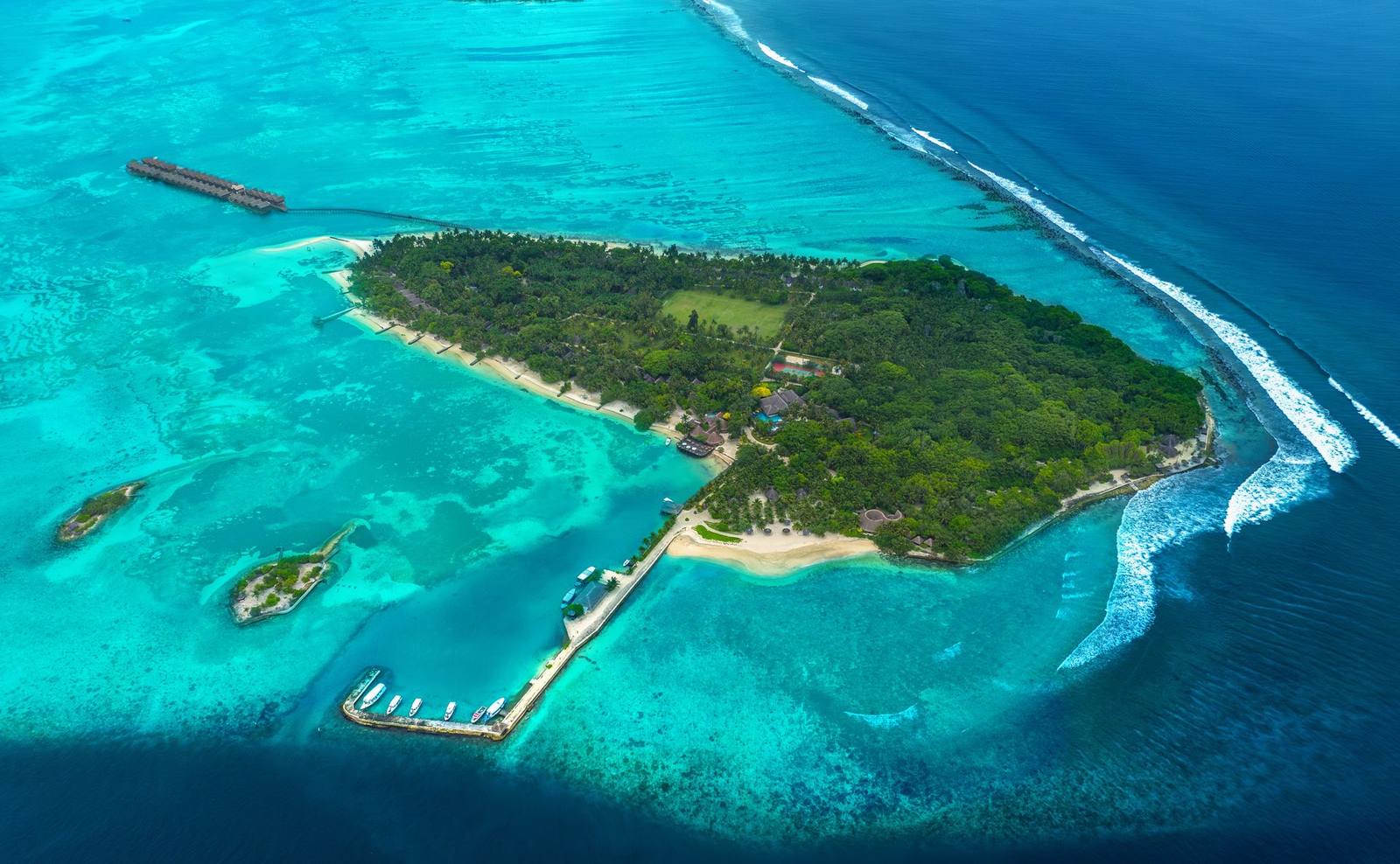 Adaaran Select Hudhuranfushi 島嶼、碼頭與外礁空拍