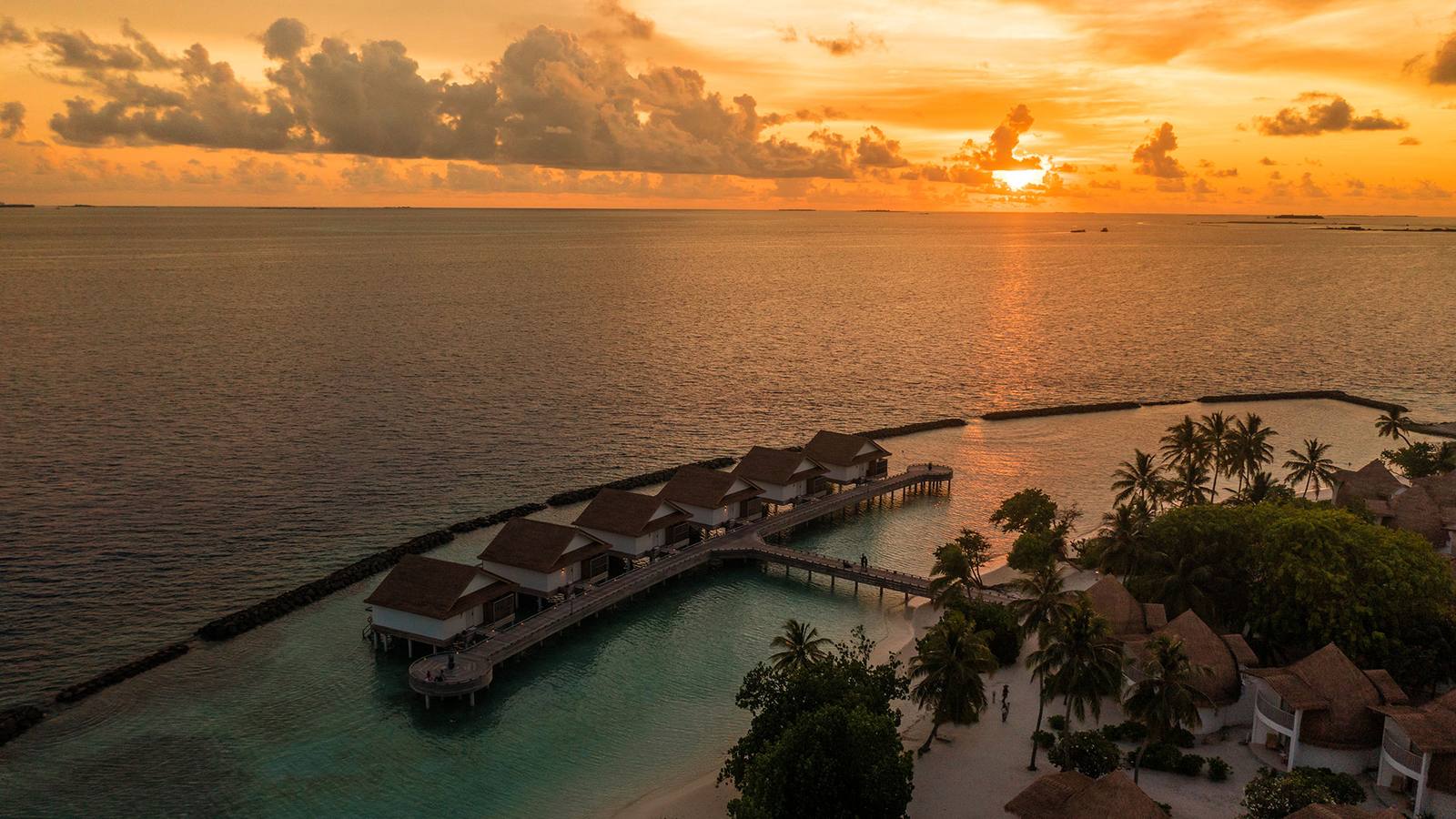 Bandos Maldives 水上別墅與島嶼夕陽空拍