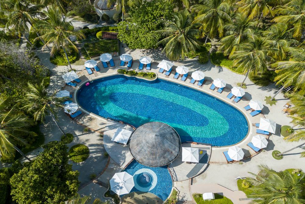 Bandos Maldives 主泳池與 Pool Bar 空拍