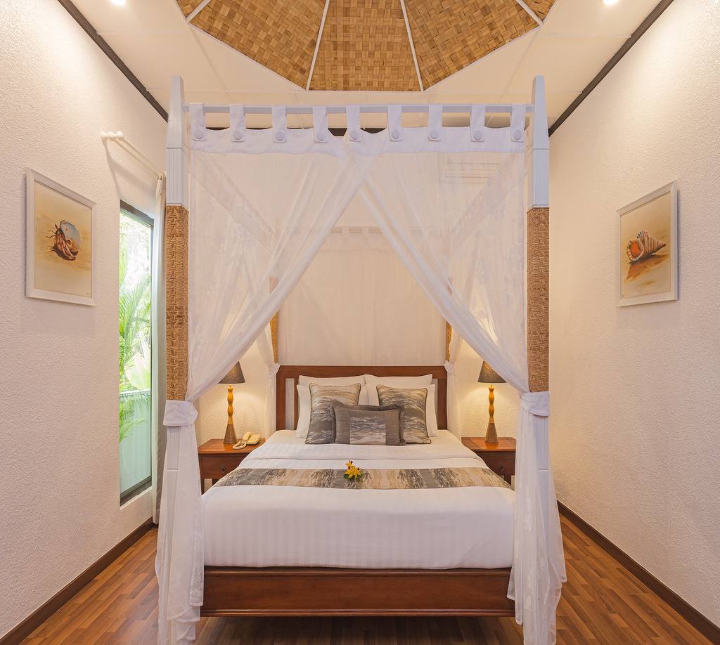 Bandos Maldives Deluxe Beachfront Room 四柱床臥室