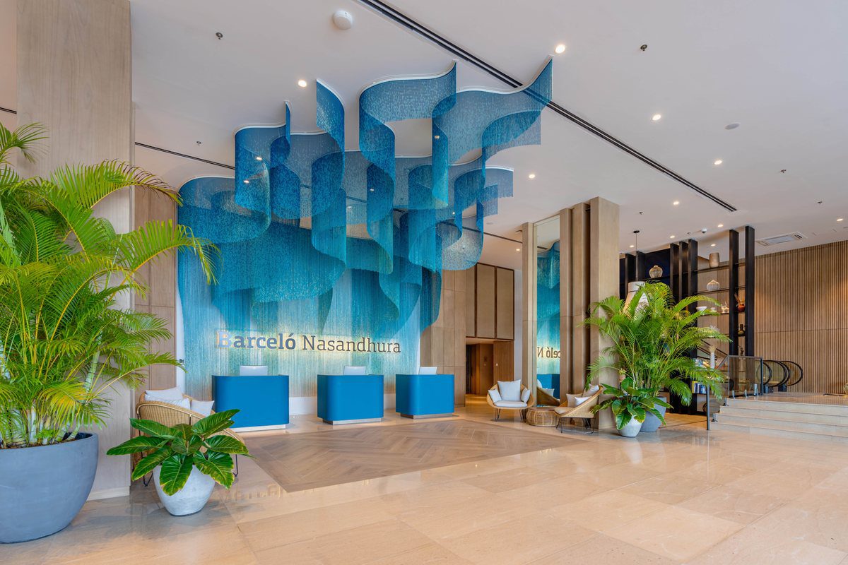 Barceló Nasandhura 大廳與藍色海浪裝置