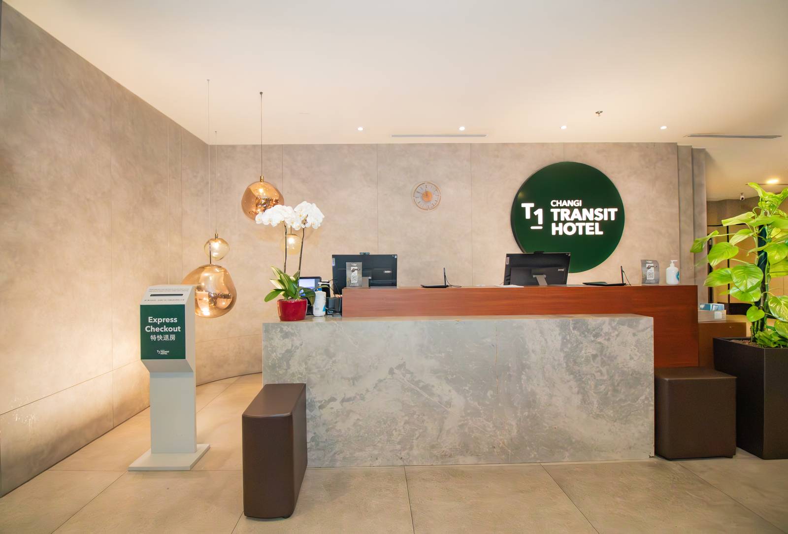 樟宜機場 T1 Changi Transit Hotel 櫃台與綠色圓形招牌