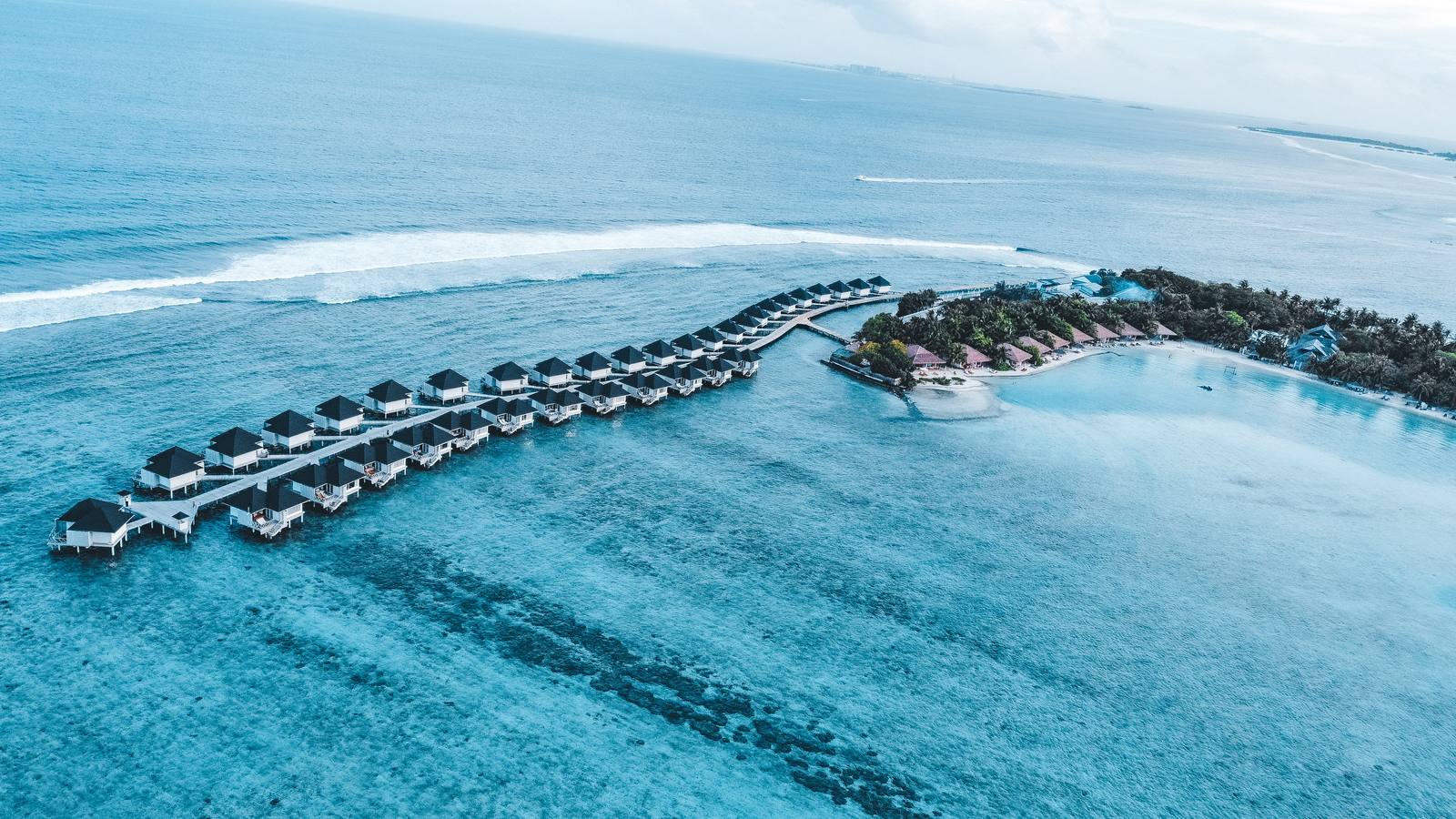 Cinnamon Dhonveli 弧形水上屋與外海浪點空拍