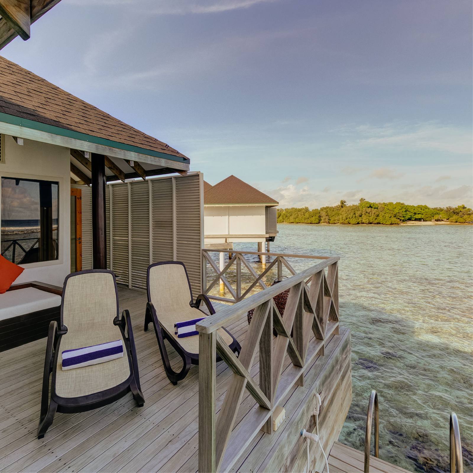 Cinnamon Dhonveli Water Bungalow 私人露台