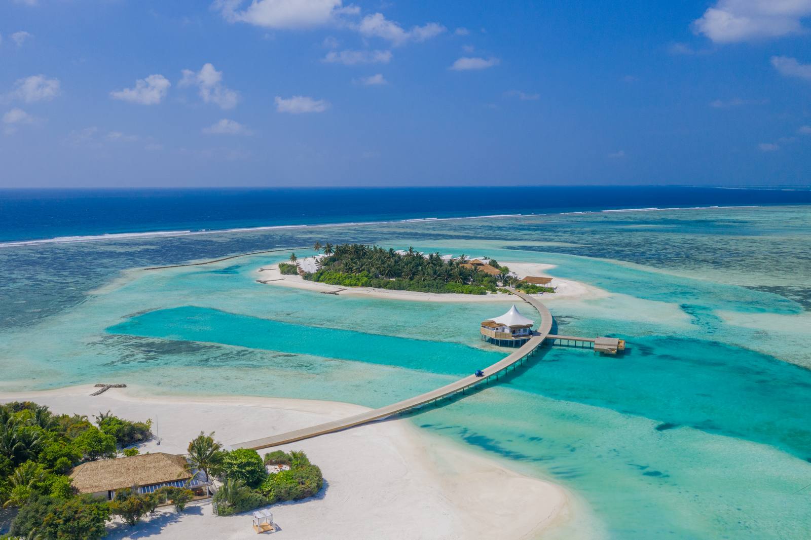 Cinnamon Hakuraa Huraa 主島與棧橋空拍