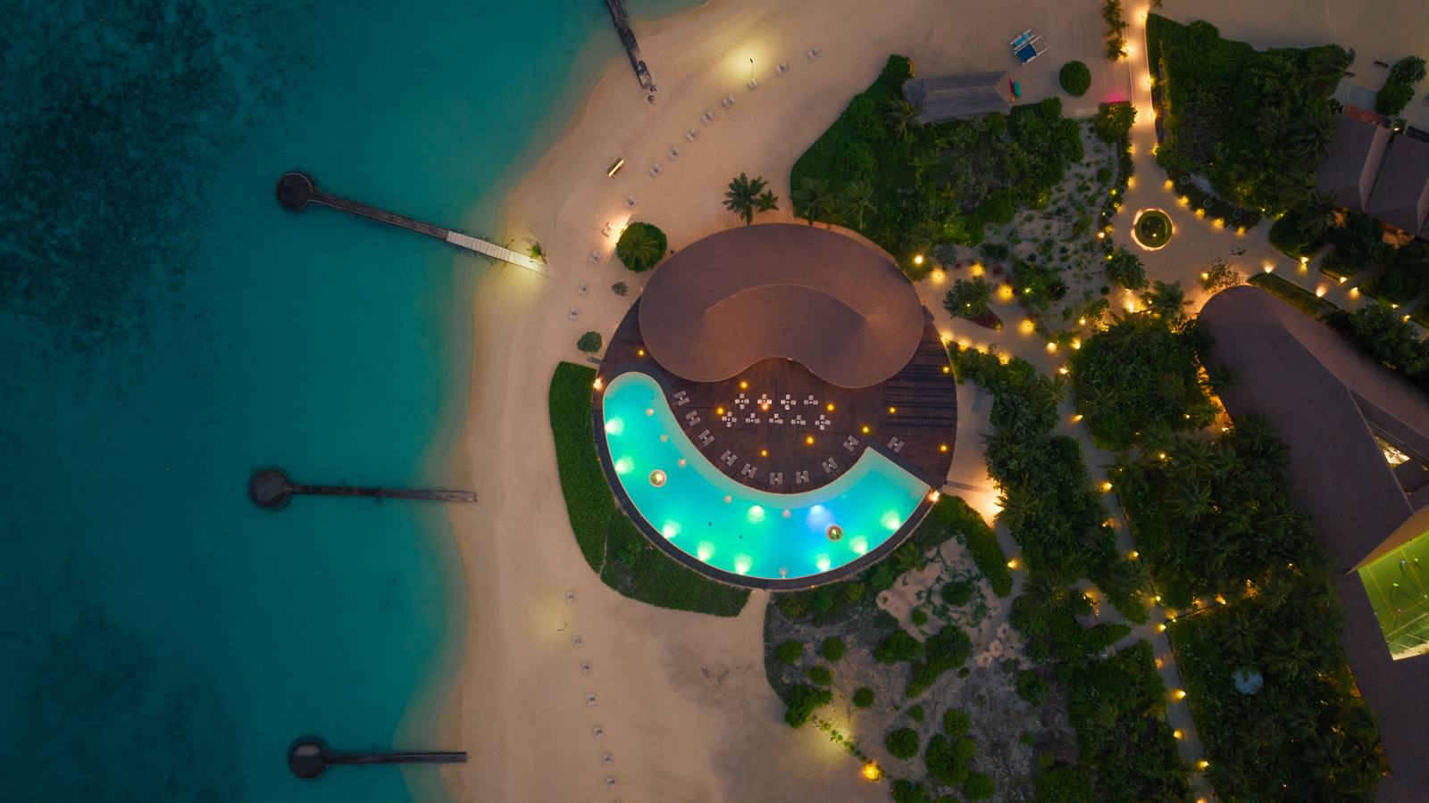Cinnamon Velifushi 夜間水上建築空拍
