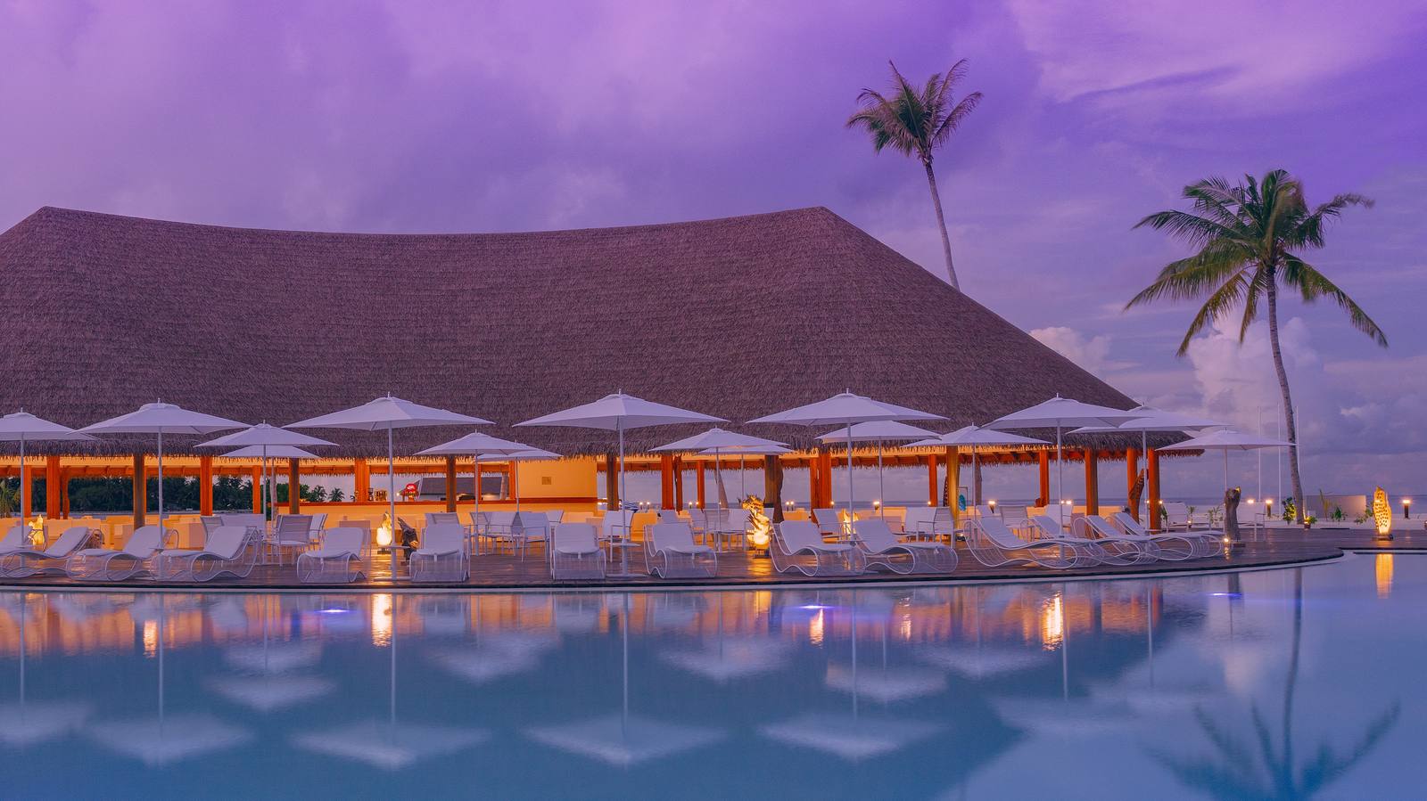 Cinnamon Velifushi Fen Café & Bar 傍晚泳池邊