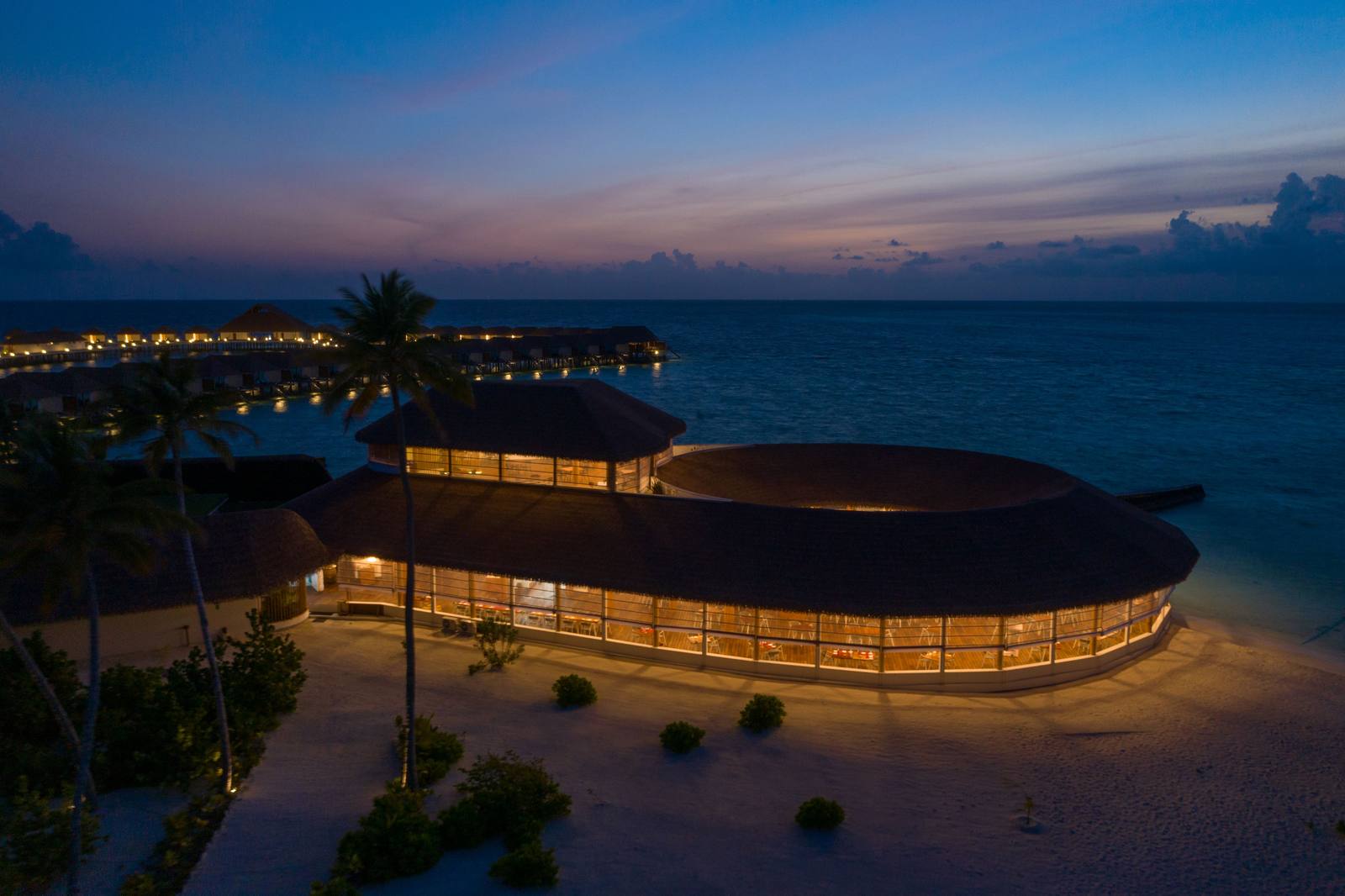 Cinnamon Velifushi Marlin 水上海鮮餐廳夜景