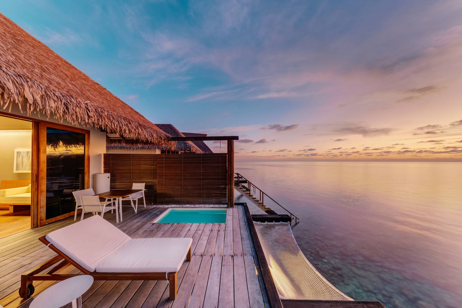 Cinnamon Velifushi Sunset Water Bungalow 露台按摩池