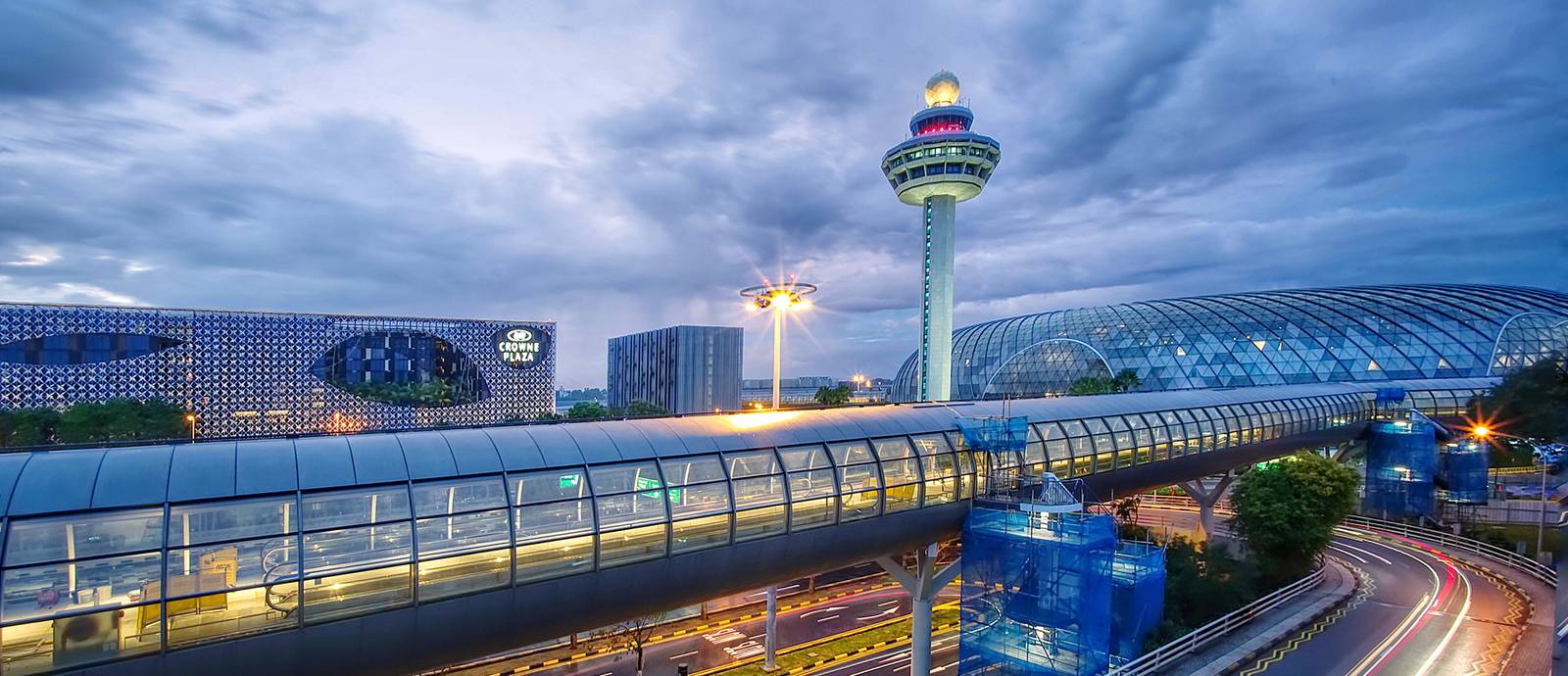 黃昏時 Crowne Plaza Changi Airport、星耀樟宜穹頂與連接廊橋