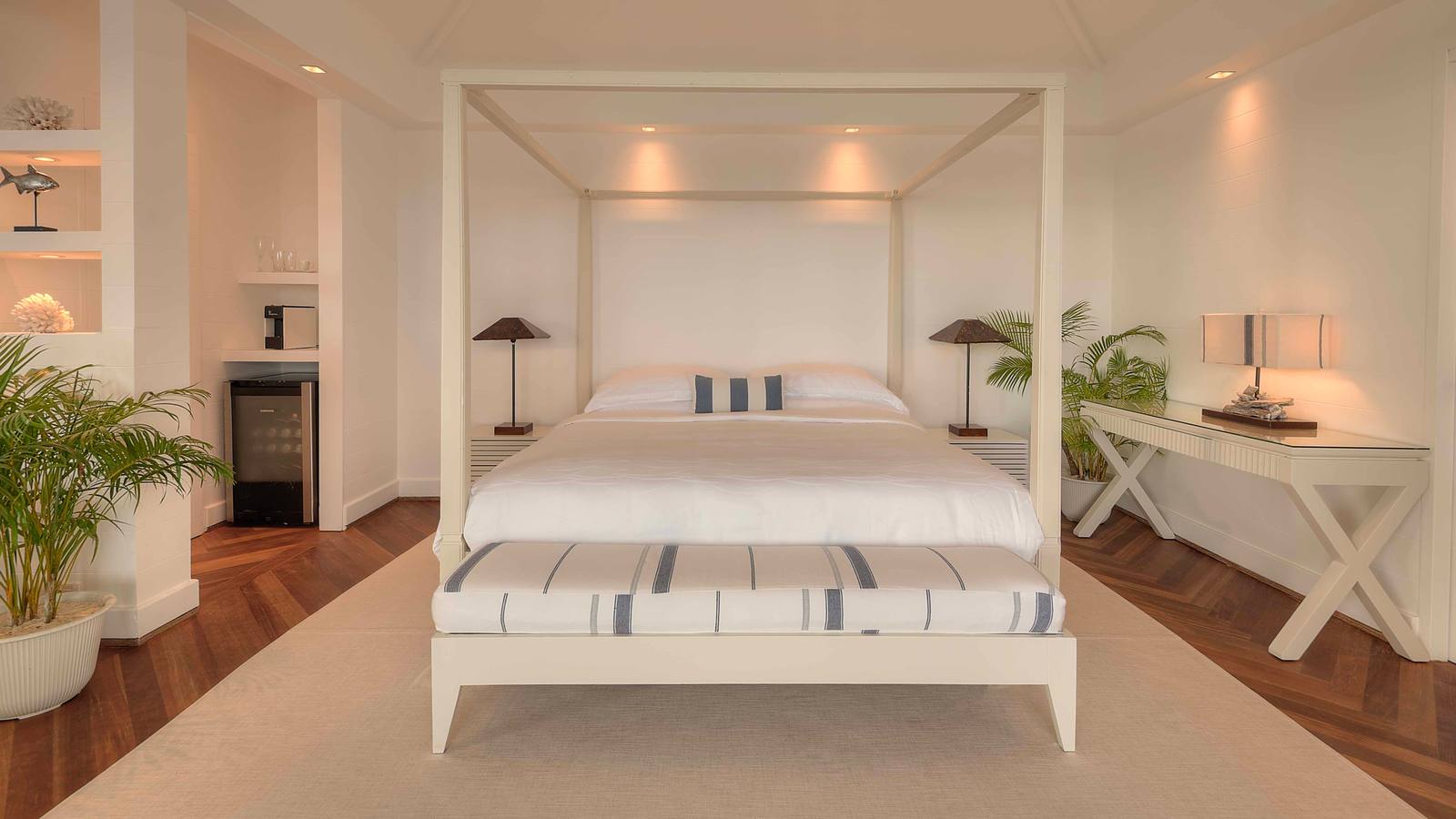 Diamonds Athuruga One Bedroom Water Villa 四柱床臥室