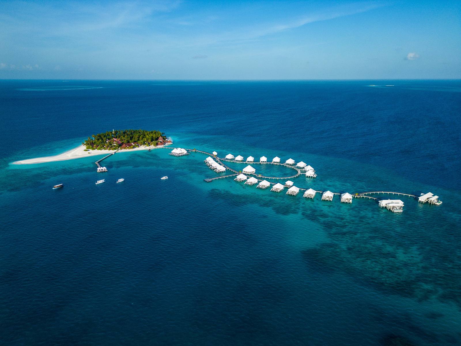 Diamonds Thudufushi 島嶼與水上別墅遠景空拍