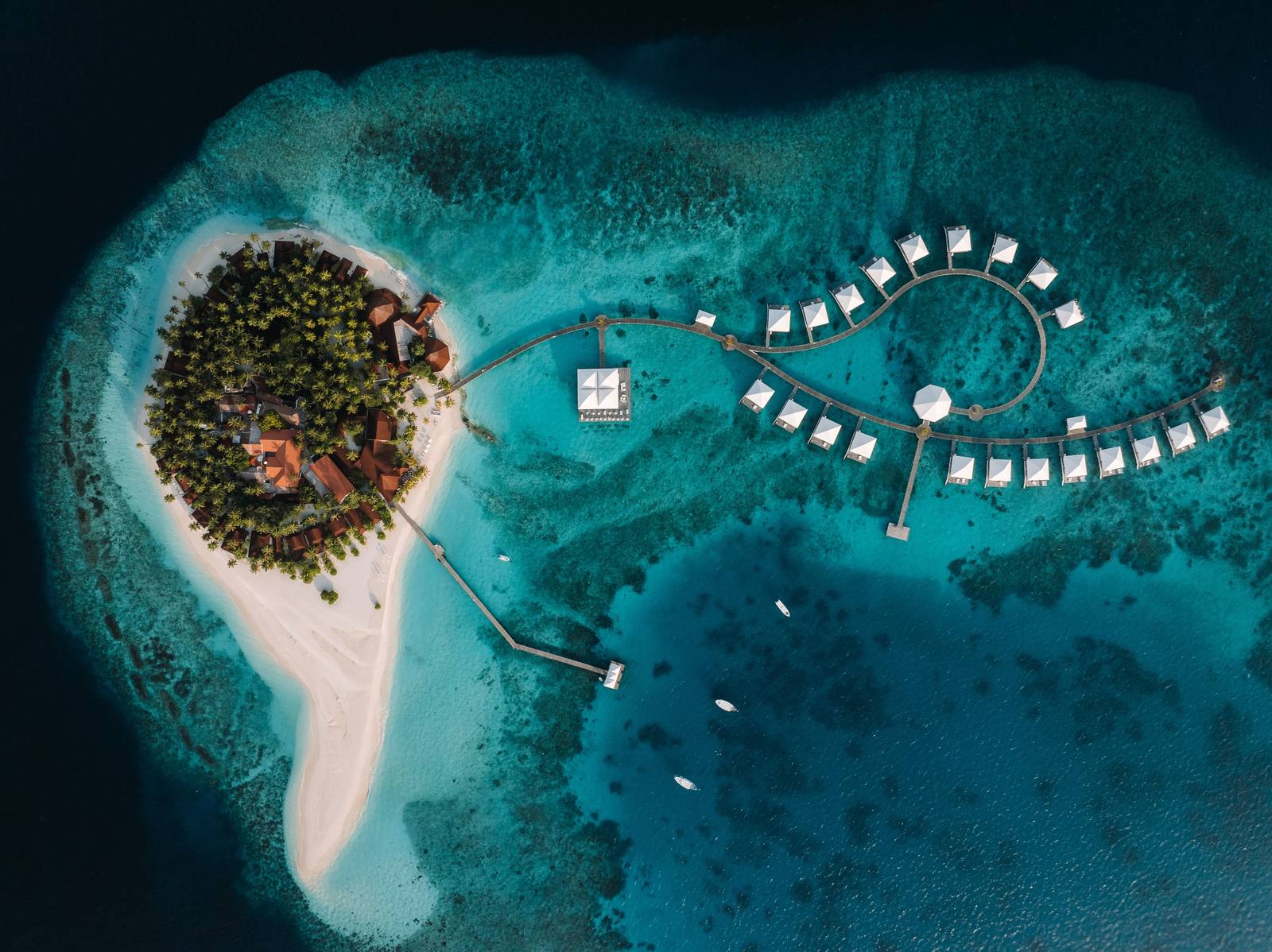 Diamonds Thudufushi 全島與 S 形水上別墅棧橋空拍