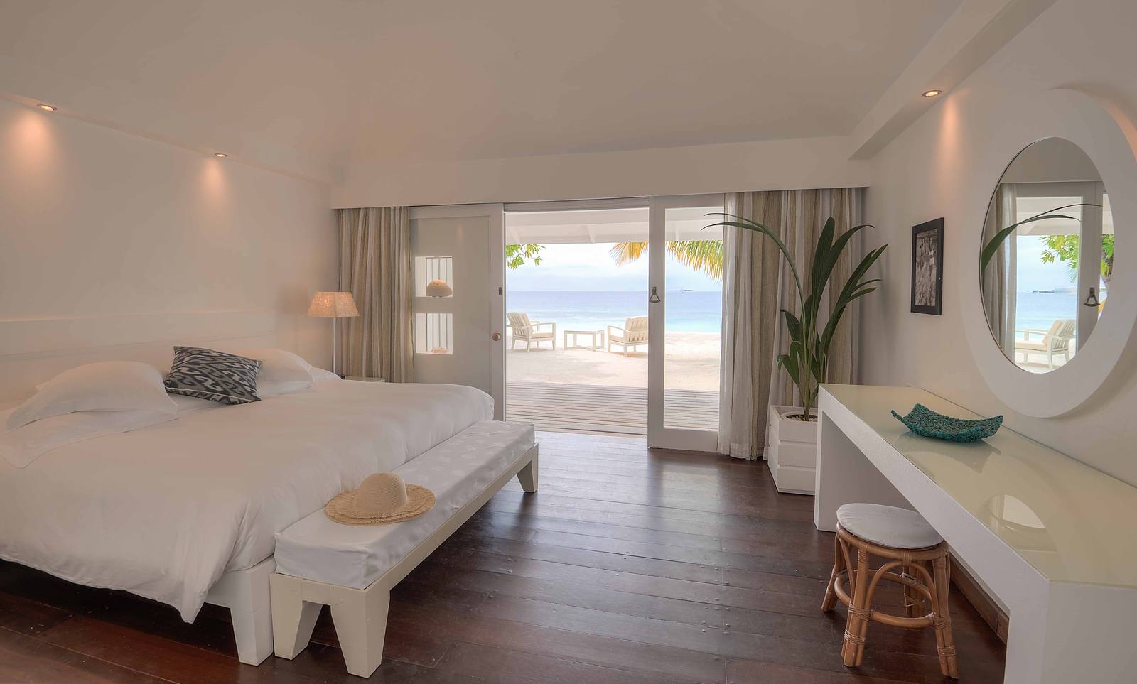 Diamonds Thudufushi Beach Front Villa 臥室與海景