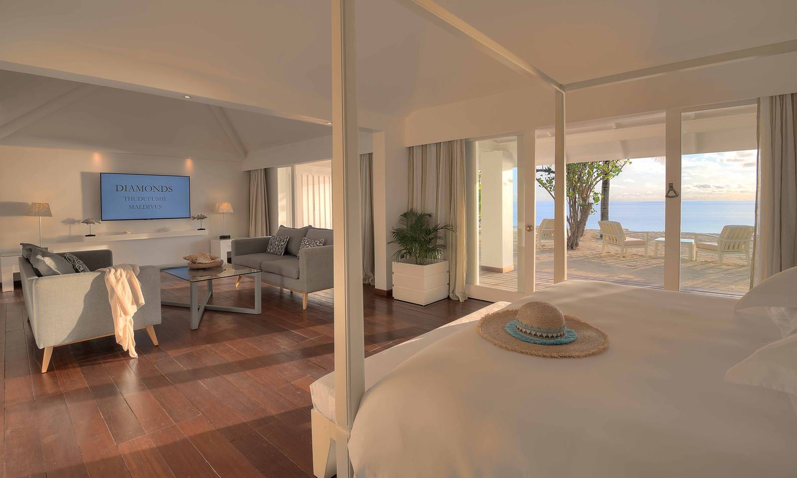 Diamonds Thudufushi Beach Suite 起居與臥室