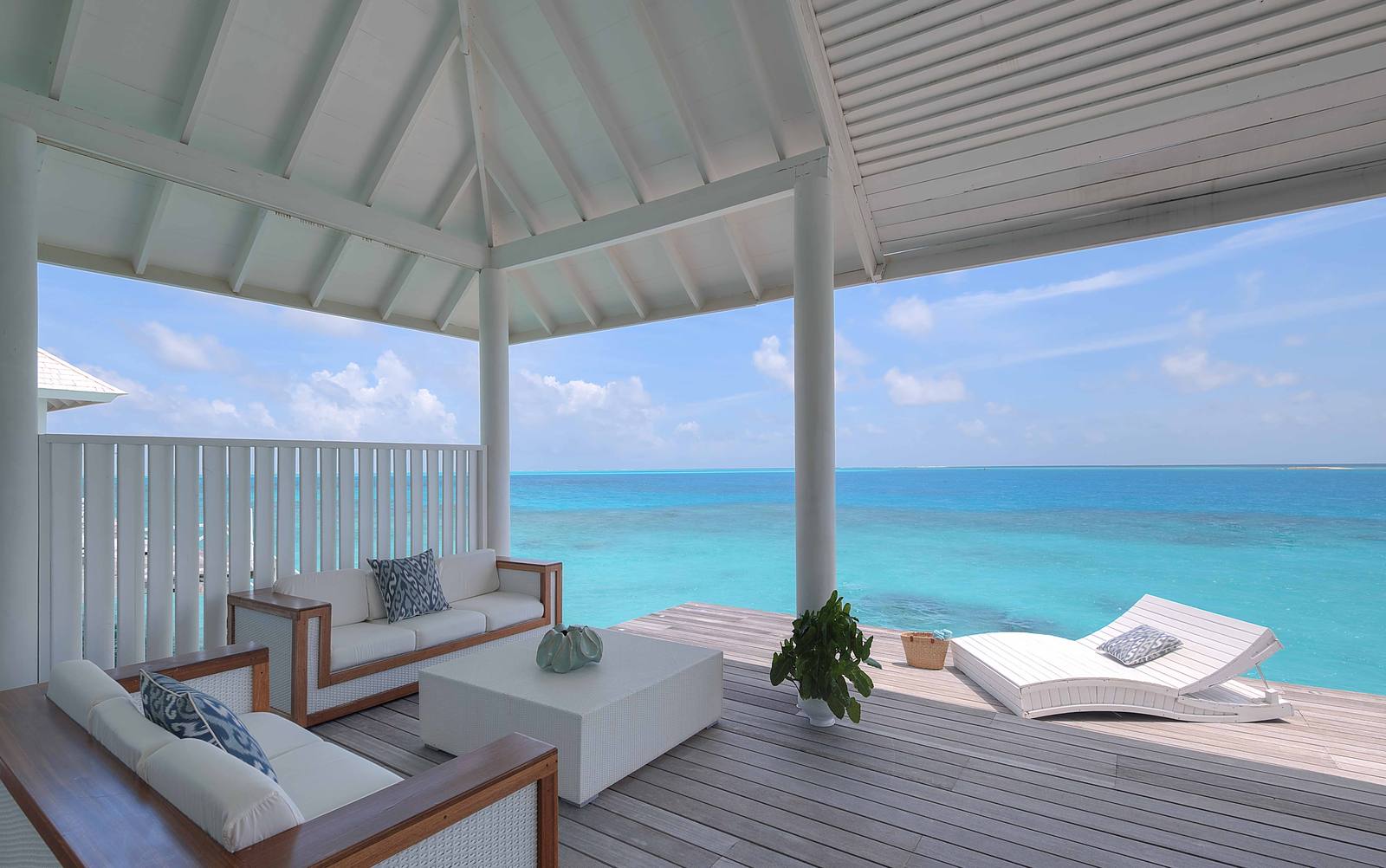 Diamonds Thudufushi Jacuzzi Water Villa 露台